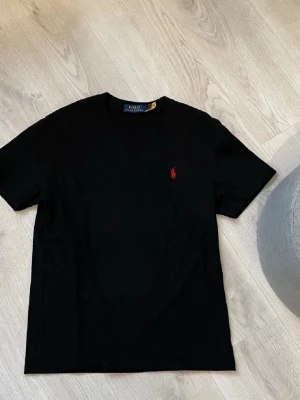 T-shirt  - Säljer en fin svart T-shirt 