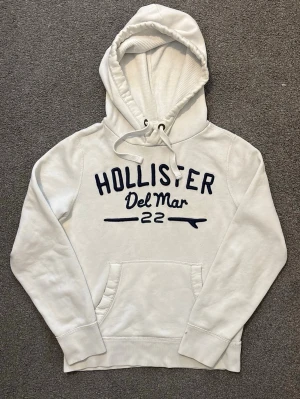 Vintage Hollister Hoodie - Säljer denna as snygga Hollister Hoodien | Mycket bra skick | Storlek S | Längd ≈ 64cm, Bredd armhåla-armhåla ≈ 54cm | Modell 175cm, 68kg | Hör av vid funderingar! 