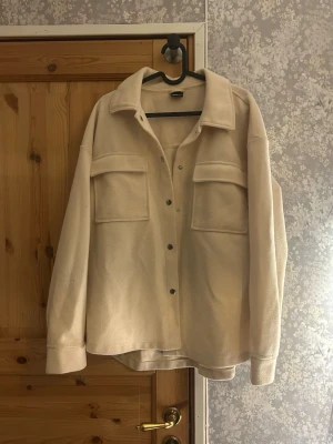 Beige kappa  - Beige kappjacka från zara. Mycket bra skick, använd fåtal gånger. Hör av vid frågor!💗