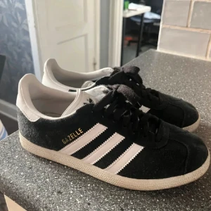 Adidasskor - Superfina adidas gazelle skor, använt fåtal gånger så i bra skick. Storlek 37 1/3 men passar mig som vanligtvis har storlek 37💓