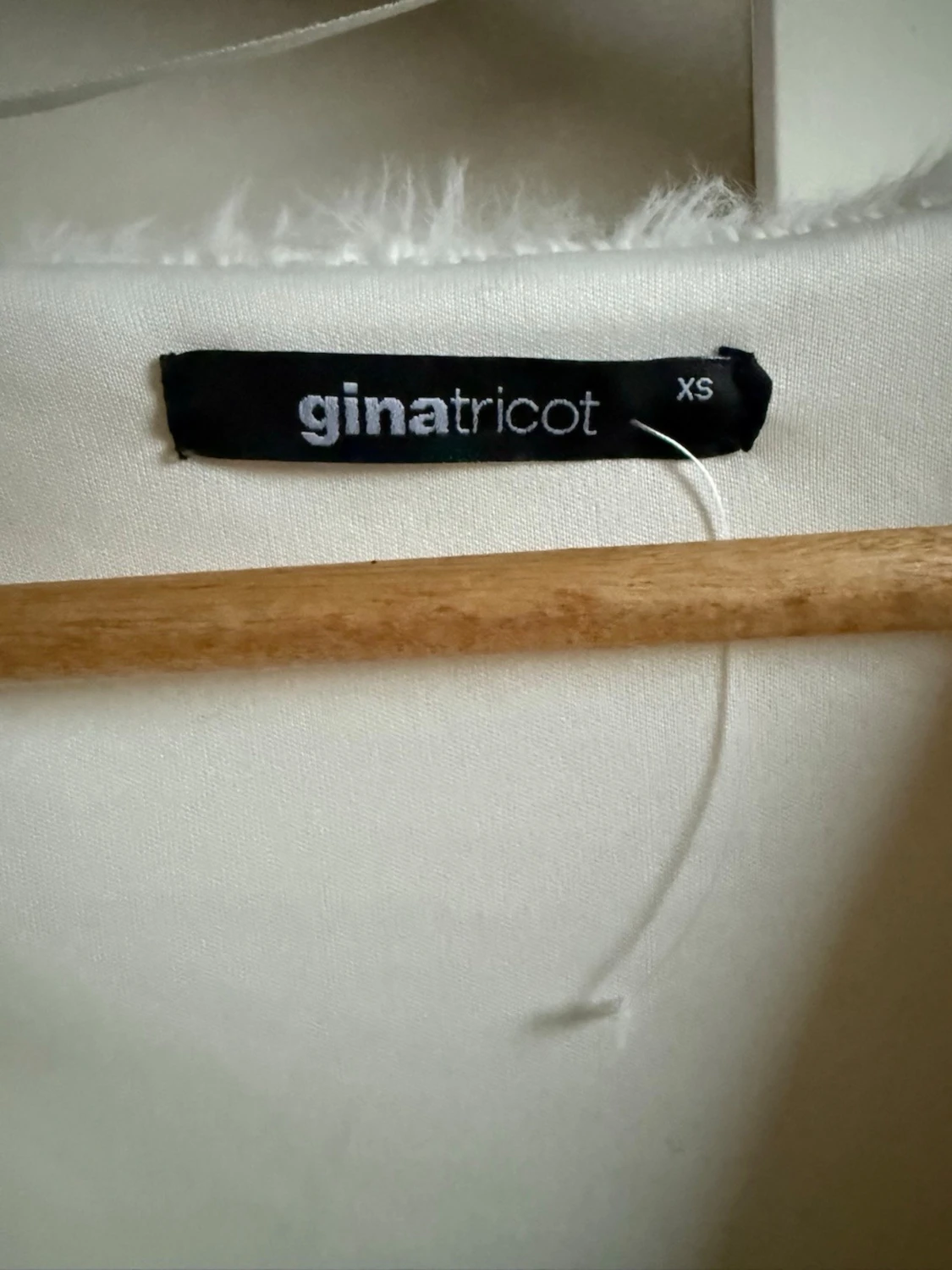 Vit fluffig pälsväst från Gina Tricot - 2