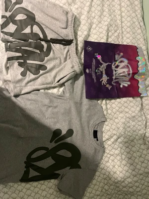 Syna world set  - Tja säljer min syna world sett, använd minst 7 gånger, köptes för 1500, inte min stil just nu o vill köpa andra kläder, kan sänka priset, kom o fråga vid köp!!!