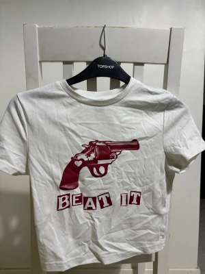 T-shirt med tryck  - Vit T-shirt med tryck framtill