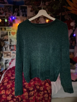 Mörkgrön stickad tröja!! - mörkgrön stickad tröja från FB Sister med rund hals. Tröjan är tillverkad i ett mjukt chenilleliknande material. ‼️fråga om mått/hur den ser ut på‼️