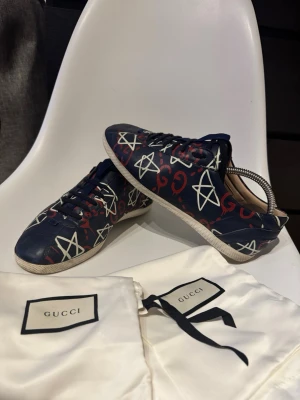 Gucci Apolo Stars  - Säljer nu dessa riktigt feta Gucci skor ganska ovanliga, bra skick. Äkthet bevis finns. Hör av dig vid minsta lilla