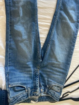 Tre par raka jeans i blått och grått - Säljer tre par jeans, ett par klassiskt blå och ett par ljusgrå. Båda har rak passform, fem fickor och normal midja. Perfekta till vardagslooken och lätta att matcha med olika stilar. Materialet är mjukt denim i bomull.
