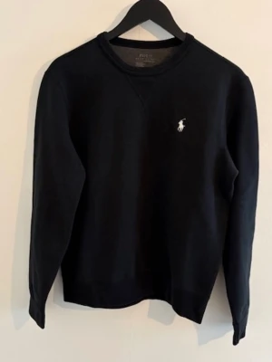 Svart sweatshirt från Polo Ralph Lauren - Som ny knappt använd, storlek S