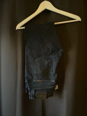 Mörkblå nudie jeans  - Tjena säljer nu dess smarrigt snygga nudie jeansen i modellen lean Dean, storleken är 30/32 och sitter bra på killen som är 170. Mycket bra skick inga defekter .Hör av dig vid minsta fundering MVH premium fashion 🤩