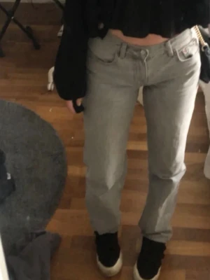 Grå raka jeans från g perfect jeans - Säljer ett par grå jeans från Gina tricot. Jeansen har klassisk femficksdesign, normal midja och är tillverkade i ett mjukt denimtyg. Perfekta till en avslappnad och trendig look.🤍