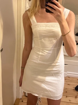 Vit studentklänning princess polly - En så fin vit miniklänning från Princess Polly som passar perfekt till studenten! Den är endast testad och har lappen kvar. Den passar en xxs-xs💕