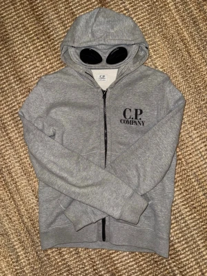 C.P. Company zip - Säljer nu min feta C.P. Company zip up som används välskött. Den är lika gott som ny. Inga repor på googlesen. Säljer denna billigt då jag vill bli av med den. Original pris 2 269. Pris kan även diskuteras!