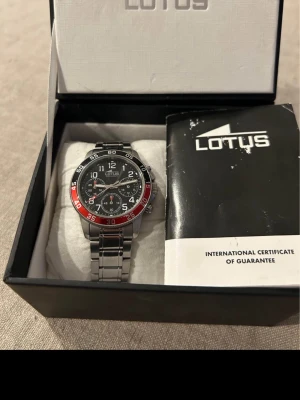 Lotus Diver 37mm Herrklocka Batteri! - Säljer en snygg dykarklocka från Lotus i nästintill perfekt skick. Enstaka tecken på användning som ej syns. Fungerar utmärkt med nytt batteri, stort originalarmband i rostfritt stål med alla länkar, datumvisare, vattentät, kronograf osv. Fås i originalbox med papper. Modell: 18580.  Nypris: 1800 SEK Mitt pris: 689 SEK  Skickas alltid spårbart och snabbt (ofta samma dag) eller hämtas i Glumslöv.  Hör av dig vid frågor och se gärna mina andra annonser också!