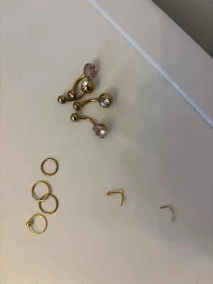 Piercingsmycken - Piercingamycken används & rengjorda . 4st navel, 2st näspiercing, 4st näspiercing/öron