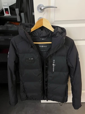 Svart sail racing dunjacka  - Svart sail racing dunjacka. Använd några gånger, som helt ny. Storlek M. Köpt på Stadium. 