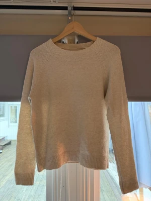 Beige stickad tröja Vero Moda - Säljer denna beigea stickad tröja från Vero Moda i storlek S. Den är lite nopprig (se bild)💕