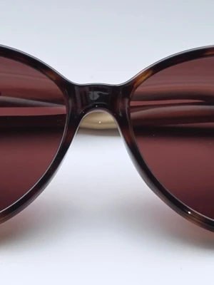 Tommy Hilfiger  - Snygga solglasögon från Tommy Hilfiger i fint skick. Perfekt för dig som vill sticka ut och addera lite edge till din stil. Designen är tidlös. 