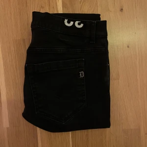 Svarta dondup jeans  - | Svarta dondups i ny skick, passar perfekt för dig som vill at dina byxor skall sitta slim. Tveka inte på att höra av er vid minsta fråga. |