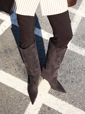 Knähöga boots/ H&M - Knähöga boots från H&M, med spetsig tå & smak klack (7cm). Foder & innersula i trikå. Färg mörkgrå men upplevs som en blandning av mörkgrå/brun. Använda en gång! Nypris 799 & slutsålda! 🤎