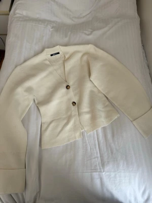 Krämvit kofta/ tröja  - Säljer pga av att den inte passar, helt som ny använt ca 2 gånger 