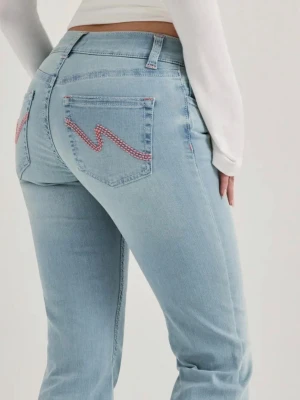 Nelly stitch jeans - Säljer ett par ljusblå bootcut jeans med klassisk femficksdesign och hög midja. Jeansen har en snygg utsvängd passform och är tillverkade i mjukt denimtyg. Perfekta för en trendig och avslappnad look.