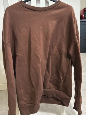 Sweatshirt brun - Brun sweatshirt, använd fåtal gånger! 