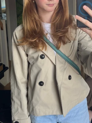 Trenchcoat från BYIC - Superfin trenchcoat från BYIC🌸 Perfekt inför både sommaren och våren🌼 Använd förra sommaren endast, skicket är som nytt🌟 Pris kan eventuellt diskuteras, skicka för mer bilder💕