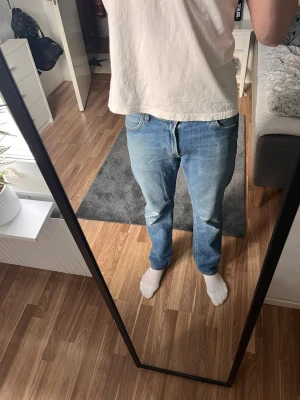Lee jeans  - Säljer ett par Lee jeans som är lagade i skrevet. Lagningen syns inte vid användning. Hör av er för fler bilder eller frågor. Storlek W30 L32. Lite lösare passform. 