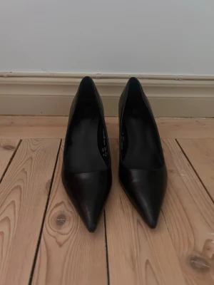 Svarta klackskor med spetsig tå - Säljer ett par stilrena svarta klackskor. Jag köpte dessa i London förra året, men de har tyvärr inte kommit till användning. Använda ca 2 gånger. 💕(Storlek 6 UK storlek)