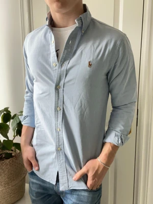 Ralph lauren skjorta  - Ralph lauren skjorta, Inga defekter! Modellen i bilderna är 180 cm 75 kg och bär Storlek S, Kom med frågor! 🌟 (Kan gå ned i pris vid köp av paket 😉) 