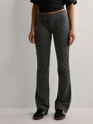 Nelly Low Waist Jersey Suit Pants ( slutsålda )  - Snygga mörkgrå leggings med bootcut passform och två dekorativa knappar framtill. De är tillverkade i ett stretchigt och mjukt material som sitter bekvämt och följsamt. Perfekta för dig som vill ha en stilren och trendig look. Sitter som en smäck och passar perfekt till alla årstider!💞💞