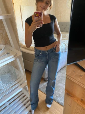 Blå bootcut jeans med låg midja - Blå bootcut/ straight jeans med låg midja, från Esprit. Storlek 42-44