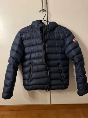 Colmar Jacka - två hål som inte syns om man inte kollar nära, annars fint skick! står storlek L men är mer som en S