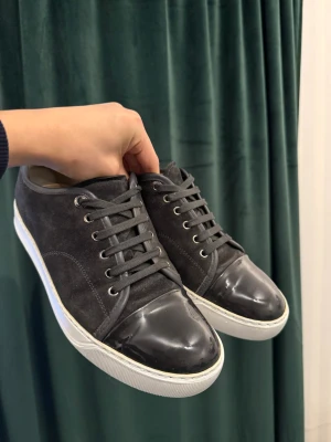 Lanvins - Lanvins patent cap toe, elephant grey - dustbag ingår - storlek uk 6 (motsvarar 41) - skick 8/10 - fler frågor? Kontakta mig