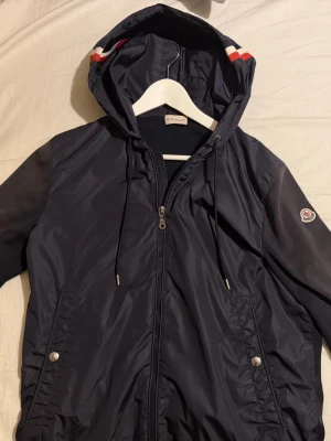 Moncler cardigan  - Moncler cardigan ”ÄKTA” köpt från Merchsweden orderkvitto kan fixas från det köpet, tyg armar och bakdel, vindjacka framtill. Pris kan gå ner lite vid snabb affär☺️