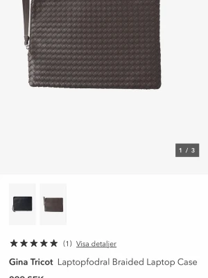 Flätad brun datorväska Gina Tricot - Snygg brun datorväska från Gina Tricot med flätad design och dragkedja. Tillverkad i konstläder och har en praktisk handledsrem. Perfekt för att bära din laptop på ett stilrent sätt.