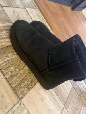 Ugg boots low strl 38 - Snygga svarta low boots från Ugg. Perfekt för kyligare dagar. Bekväma och stilrena.  Köpta förra året så i fint skick, se under sula. Behöver lite kärlek med mockatvätt och impregnering.  Annars i fint skick! Självklart äkta, qr kod finns i bootsen.  Nypris: 1995  Kolla även in mina andra annonser på fina kläder, skor, makeup och hudvård till bra priser och fint skick!