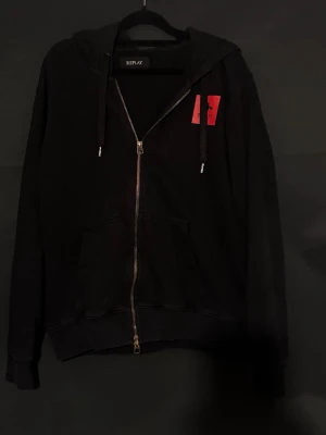 Replay zip hoodie - Tja! Rensar garderoben lite och säljer nu min Replay zip hoodie. Den är riktigt skön i passformen och har ett tunnare material som gör att den passar perfekt till vår och sena sommarkvällar. 