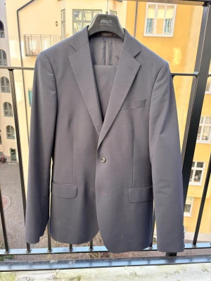 Oscar Jacobson kostym - Säljer min mörkblåa Oscar Jacobson kostym! Kavaj och byxor. Säljer den pågrund av att den inte passar. Perfekt till studenten osv. Använd ett fåtal gånger och den är i mycket gott skick!😃