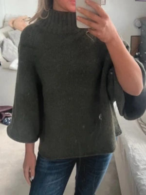 Mörkgrön stickad tröja från zara - !Pris kan diskuteras! Snygg mörkgrön stickad ponchotröja med vida trekvartsärmar. Tröjan är använd en gång💓