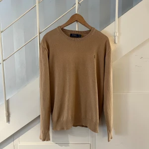 Ralph Lauren tröja - Klassisk bomullströja av ralph lauren. Skick 6/10 Org pris 899. Kontakta vid eventuella frågor🧸