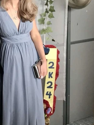 Ljusblå långklänning med v-ringning - Säljer min super super fina balklänning i skönt material. En är v ringad och djup med slit på benet! Från jj’s house nypris är 900