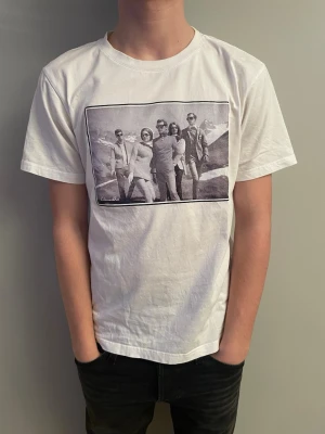 Vit Celemon Ace tshirt - Vit t-shirt från CelemonAce i storlek XS. Den har ett riktigt snyggt motiv på bröstet. Klassisk passform och rund halsringning. En perfekt tshirt för sommaren🤩. T-shirten ny kostar 599, Och mitt pris är endast 199😁. Tveka inte att höra av dig om du har frågor🤩.