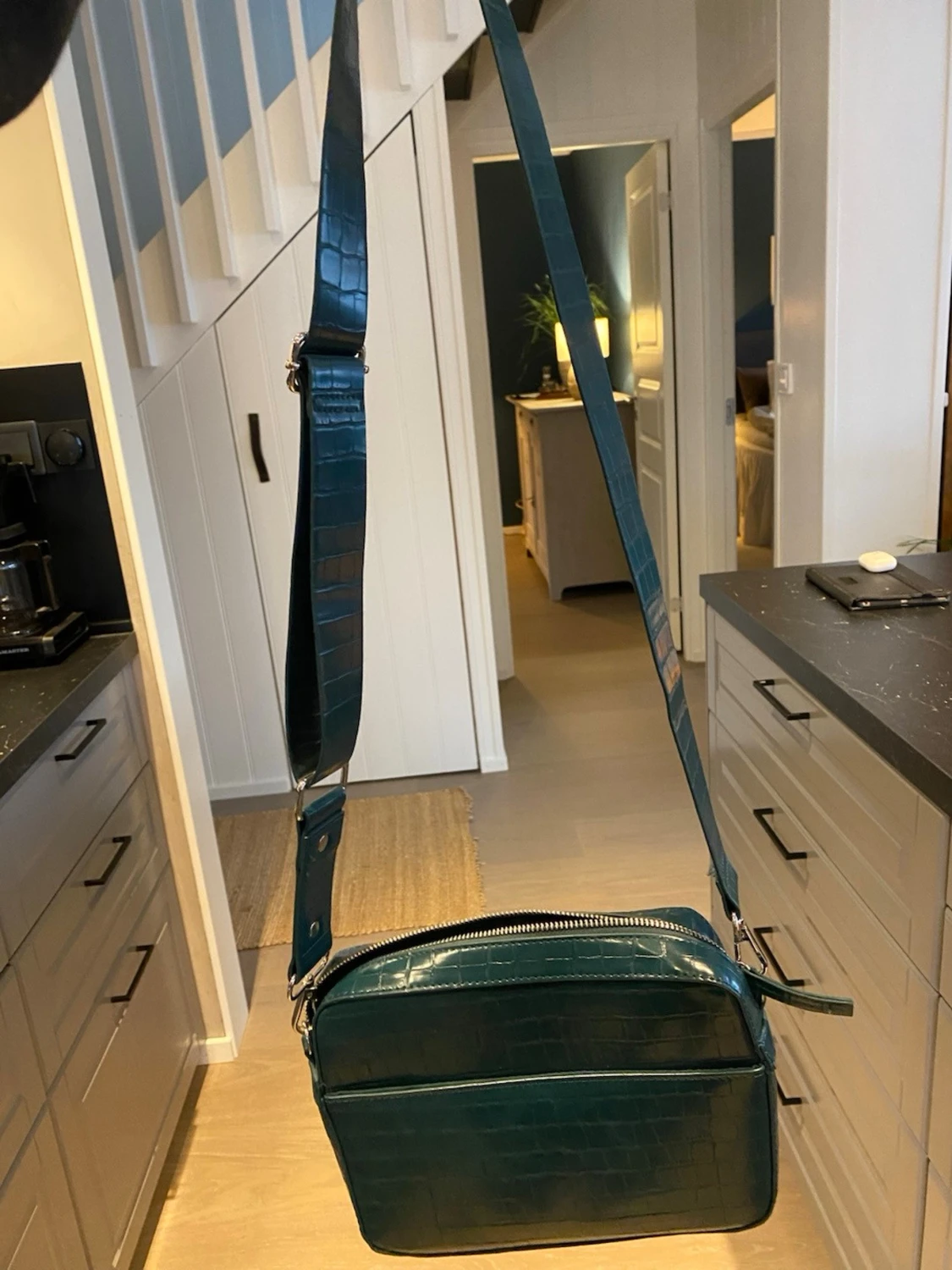 Mörkgrön axelväska i crocopräglat skinn