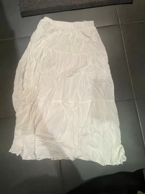 Långkjol - Vit långkjol, passar till sommaren🌸