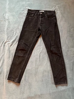 Svarta straight jeans - Säljer ett par svarta straight jeans från Zara. Jeansen har medel passform och är tillverkade i denimtyg 