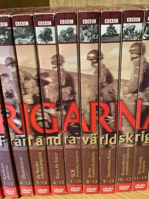 BBC DVD-boxar om andra världskriget - Säljer flera  DVD-boxarmed dokumentärer från BBC om andra världskriget. Boxen innehåller flera volymer med olika teman, bland annat om motståndsrörelser, flygvapnet och specialstyrkor. Omslagen är i brunt och rött med historiska bilder och text.
