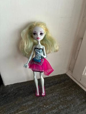 Monster High - Superfin lagoona blue docka i bra skick. Tyvärr inga örhängen eller armband kvar.
