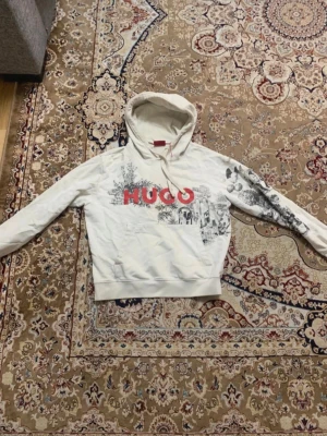 Hugo boss hoodie  - Säljer en snygg hoodie från Hugo Boss. Den är endast använd ett fåtal gånger eftersom den tyvärr blev för liten för mig.