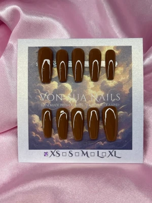 Choco (XS);Medium Ballerina - Snygga handgjorda press-on naglar i en varm brun färg med glansig finish. Naglarna har en medium längd, ballerina-form, som ger en trendig look. Perfekta för dig som vill ha en unik och stilren manikyr utan salongsbesök.XS: 14 mm, 11 mm, 11,5 mm, 10 mm, 8 mm 