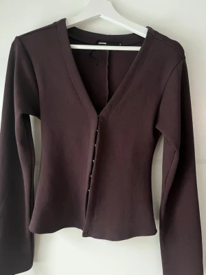 Mörkbrun kofta från Bik Bok - Jättesnygg!! Köpt för 500